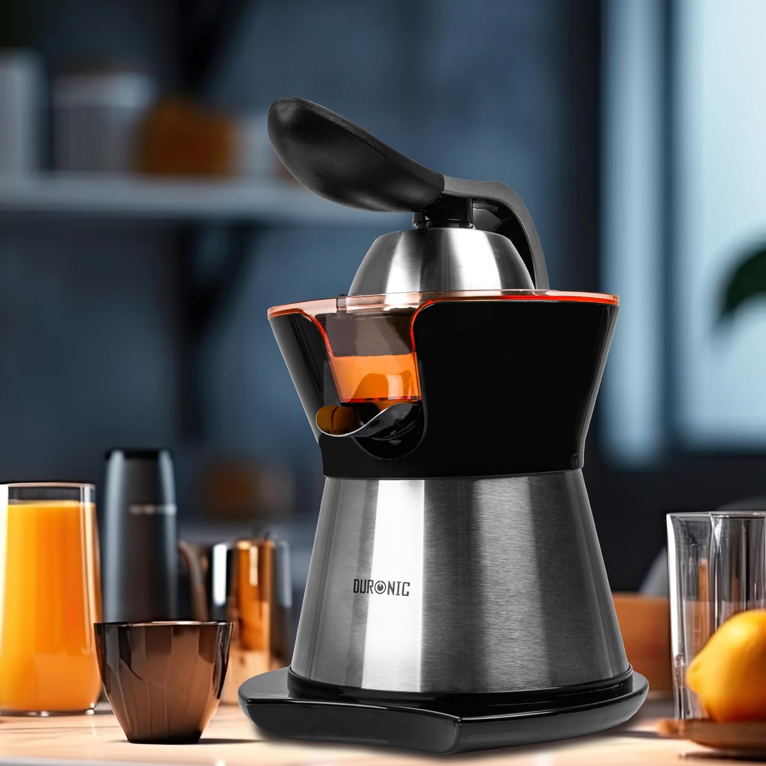 Duronic JE304 Saftpresse steht auf einem Tisch