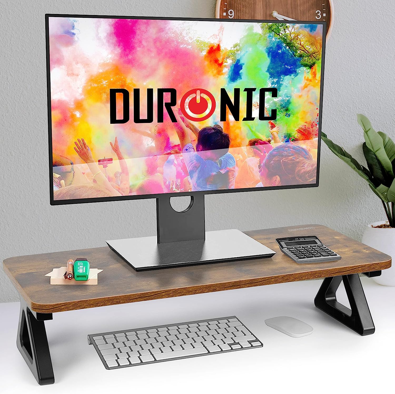 Duronic DM06-1 AO Monitor und Zubehör auf dem Ständer und Tastatur und Maus darunter