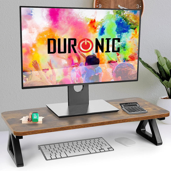 Duronic DM06-1 AO Monitor und Zubehör auf dem Ständer und Tastatur und Maus darunter