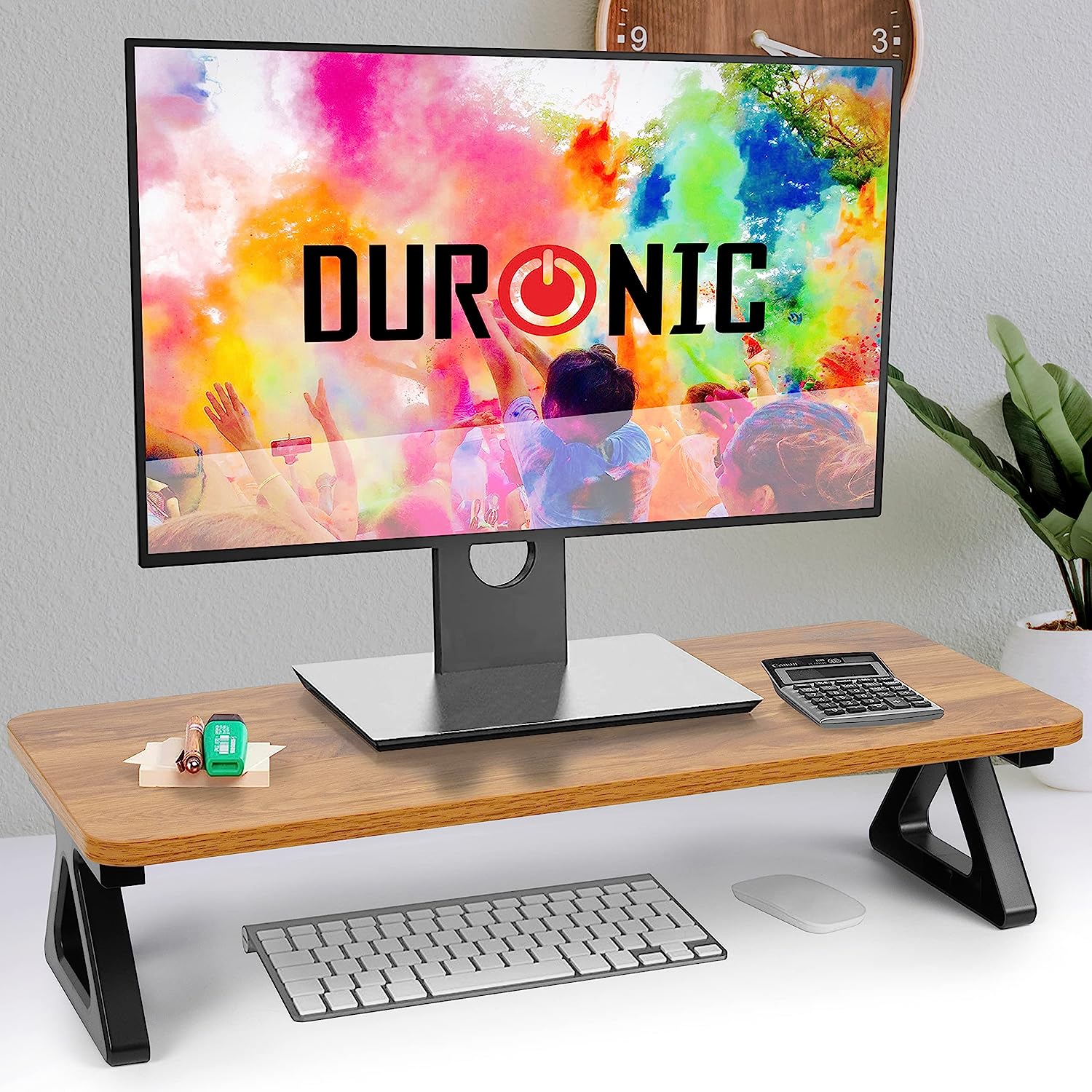 Duronic DM06-1 AW Monitor und Zubehör auf dem Ständer und Tastatur und Maus darunter