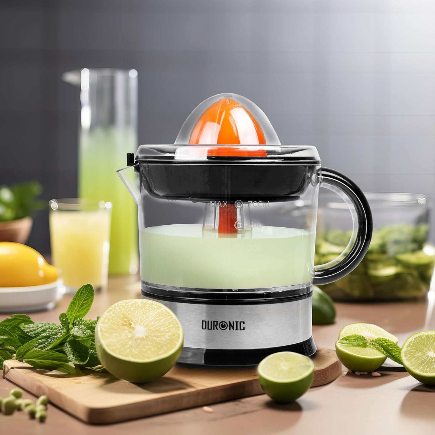 Duronic JE407 Saftpresse steht auf einem Tisch Früchte herum