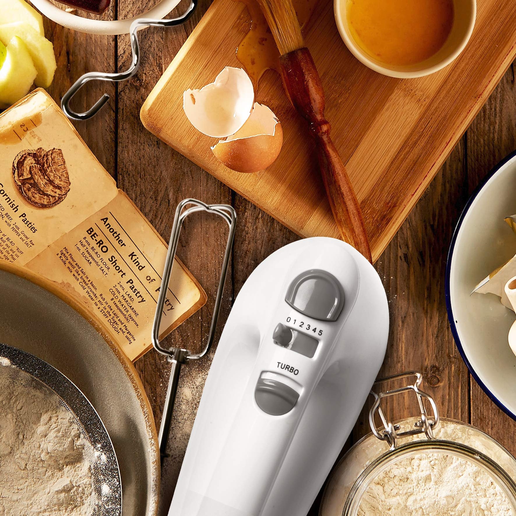 Duronic HM4 WE Hand Mixer | 400 W | 5 Speeds | 5 Accessories: 2 Beaters, 2 Dough Hooks, 1 Whisk | Incl. Storage Container | 5 Mixer Settings & Turbo Function | Essential Baking Tools | White