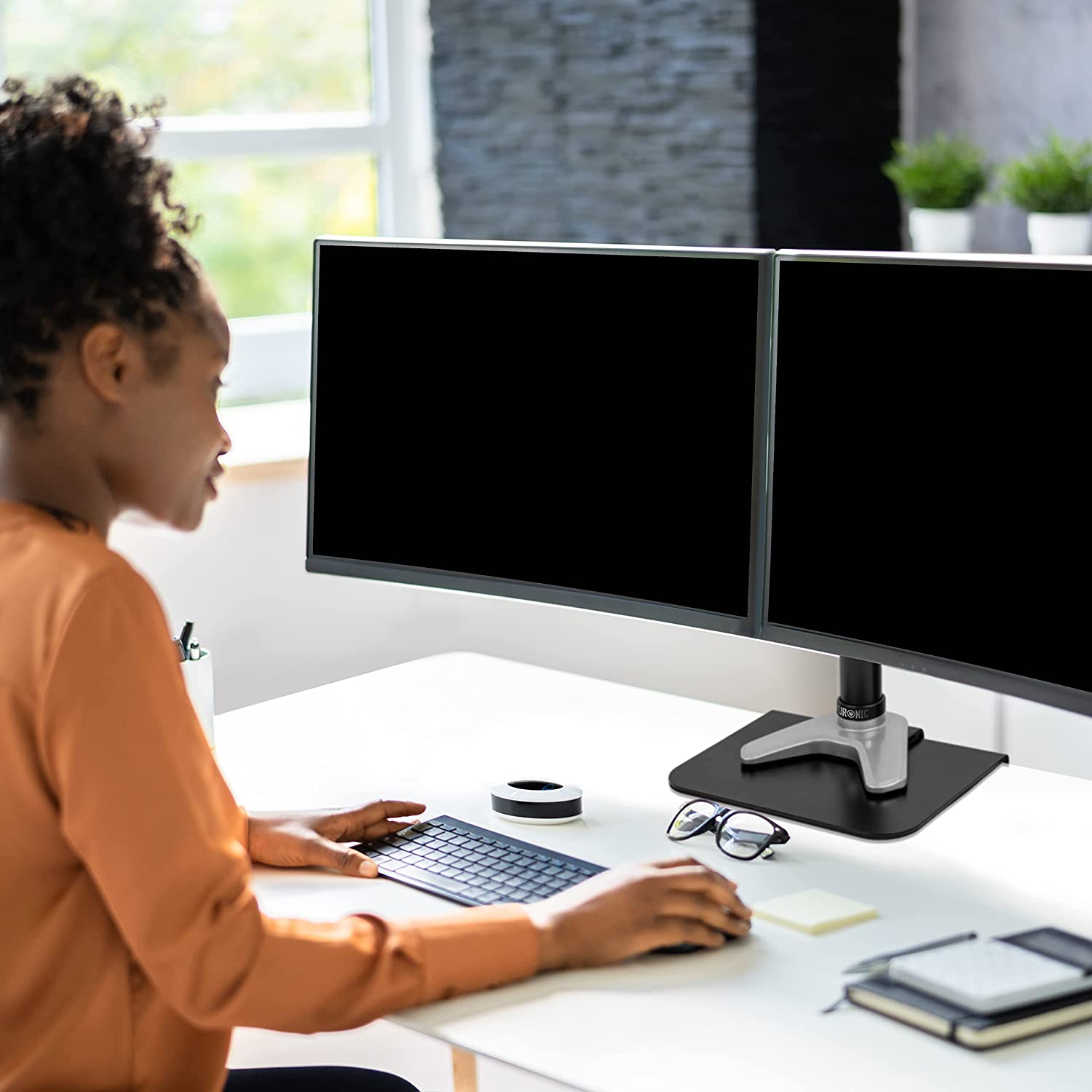 Duronic DMSC1 Tischkantenschutz für Monitorarme Beispiel im Büro