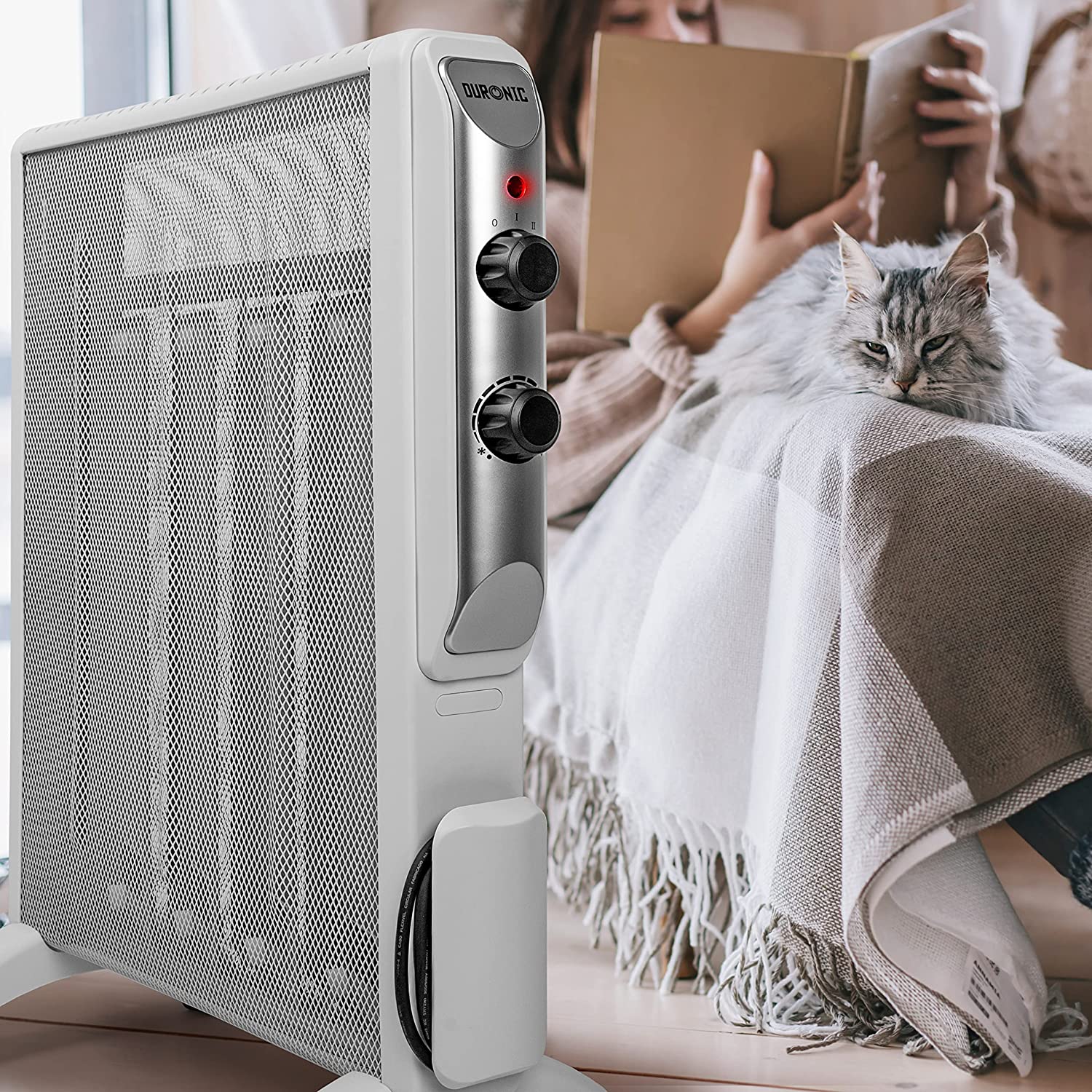 Duronic HV220 WE Heizung Frau liest Buch mit Katze auf dem Scho